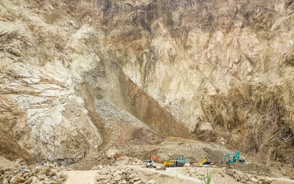 Mỏ đá Indonesia sạt lở làm 17 người tử vong